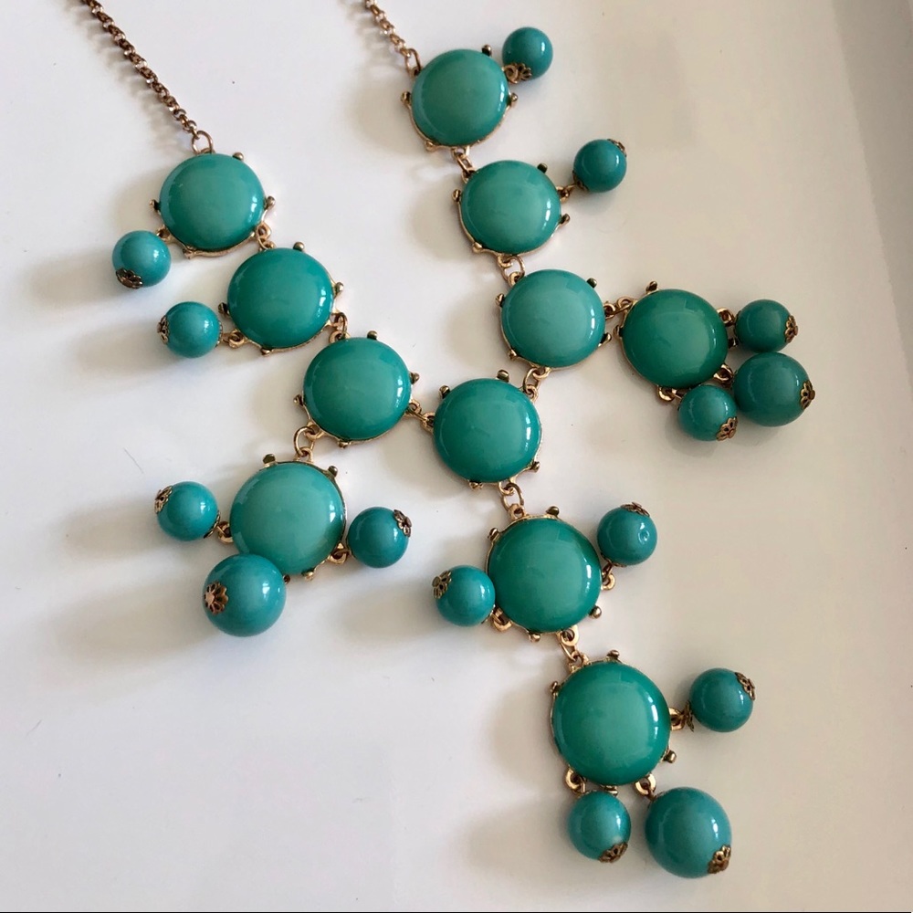 Stylish green long necklace w/ adjustable clasp